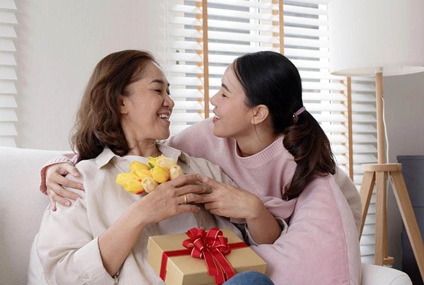 5+ MÓN TẶNG QUÀ SINH NHẬT CHO MẸ TẠO BẤT NGỜ, TÌNH CẢM