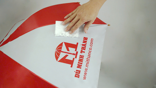 CÁC PHƯƠNG PHÁP IN LOGO LÊN DÙ CẦM TAY ĐEM LẠI HIỆU QUẢ