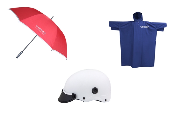 SO SÁNH Ô DÙ VỚI ÁO MƯA, NÓN BẢO HIỂM, TÚI VẢI – CÁI NÀO QUẢNG CÁO TỐT HƠN?