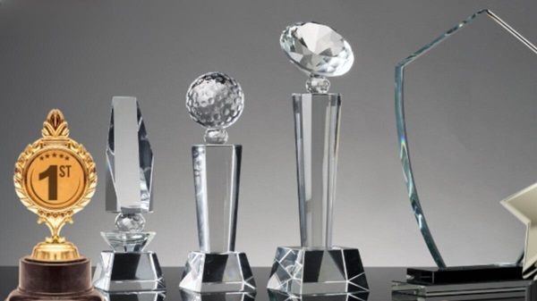 TOP 5 MẪU KỶ NIỆM CHƯƠNG THỦY TINH LÀM QUÀ TẶNG HỌP LỚP