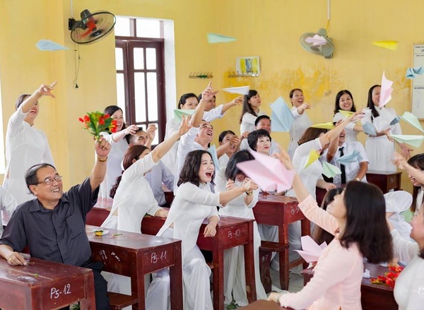 10+ MÓN QUÀ Ý NGHĨA TẶNG THẦY CÔ NHÂN NGÀY HỌP LỚP